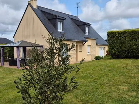 maison cleguer 6 pièces et piscine . surface habitable de 203 m2 - en campagne mais proche