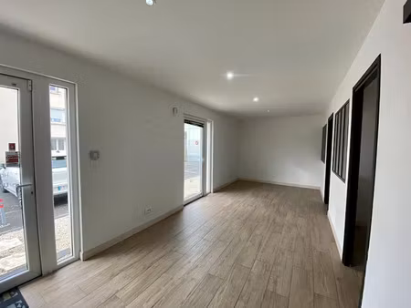 location locaux professionnels 3 pièces 46.53 m² à veauche (42340)  750 €