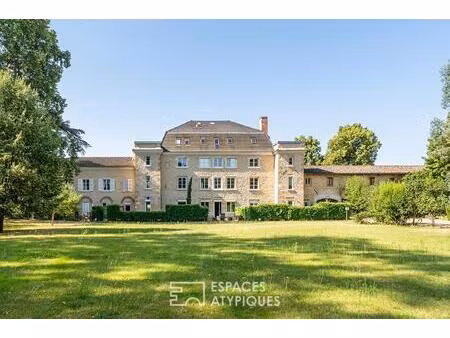 location meublée d'exception : appartement de prestige en rez-de-jardin au coeur d'une bât