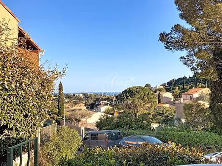 mazet vue mer avec parking dans résidence calme avec piscine à vendre à cavalaire sur mer 