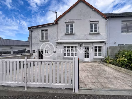 une maison avec garage non attenant dans le centre de donvil