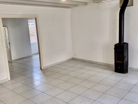maison de bourg / 2 ch + cour + dépendance