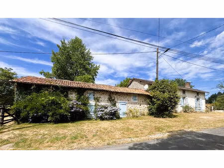 charmante maison individuelle rénovée de 4 chambres avec piscine  jardin et terrain.