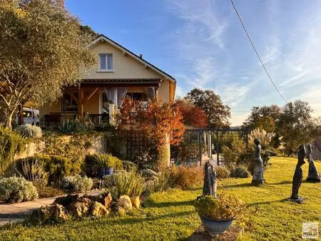 charmante maison en dordogne avec une vue magnifique sur la vallée de sarlat et un gîtes s