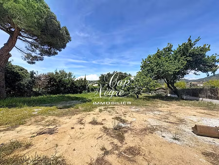 terrain constructible à bormes les mimosas 1208m²