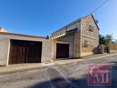 a louer en bail meublé - maison ancienne en très bon état -