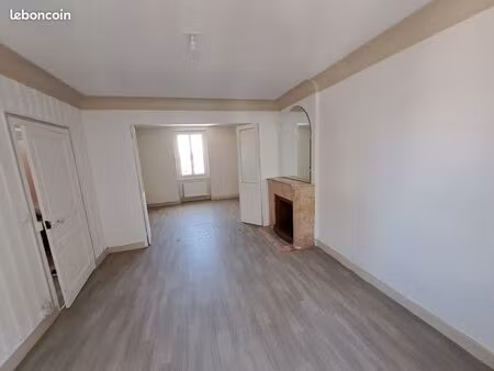 t3 dans maison donnant sur cour et jardin