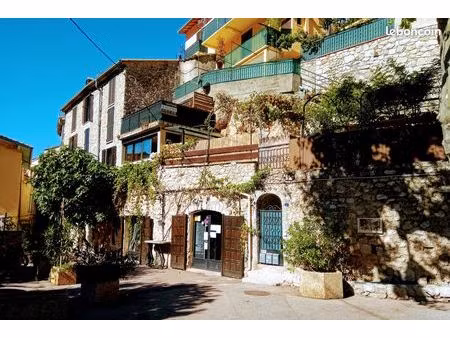 location appartement 3 pièces et coin cuisine 51m2 + terrasse 44m2 + cave + local atelier