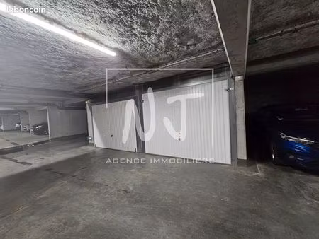 parking/box 1 pièce 9 m²
