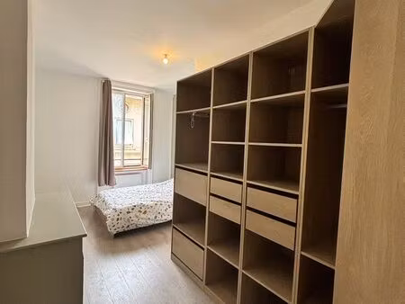 t3 meublé 90 m² rénové - cuisine moderne et dressing - centre ambronay