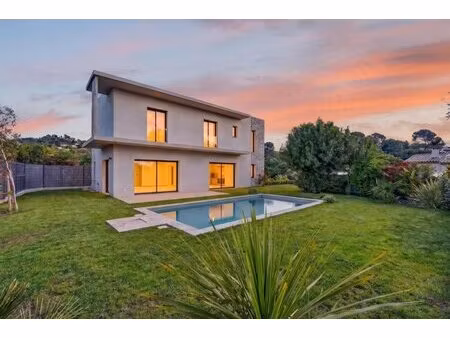 mougins international : villa neuve d'exception avec ascenseur en domaine privé