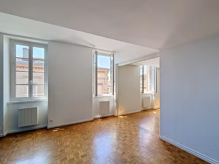 grand t2 vue sur les jacobins avec parking