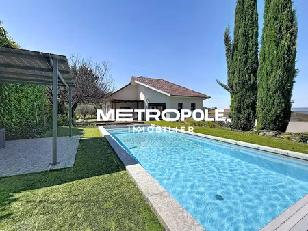 villa de plain pied avec piscine