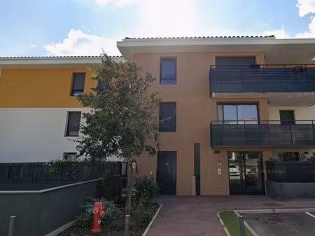 t2 avec balcon et parking à cuers
