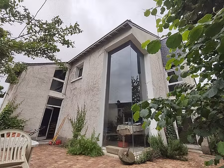 maison non mitoyenne  originale et bien construite !