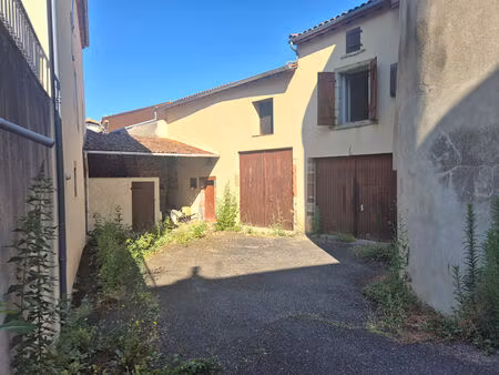 mirefleurs / maison t5 de 115 m2  cour et nombreuses dépendances !