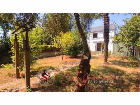 maison saine à rénover avec 3 chambres   jardin et garage