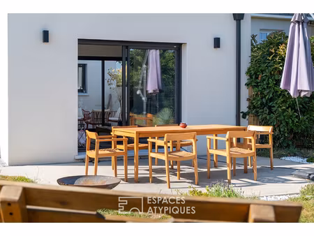 maison contemporaine de plain-pied et son jardin clos arboré