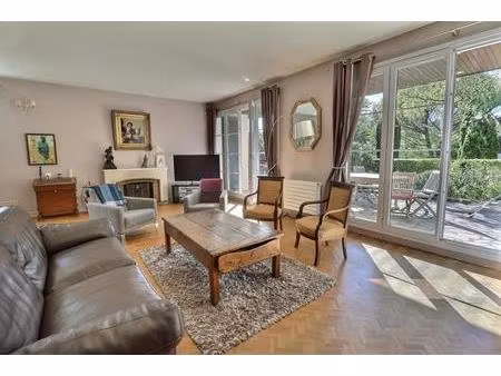 maison familiale de 214 m² avec 6 chambres dans domaine avec piscine