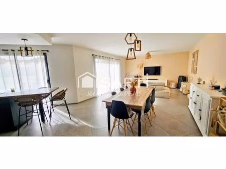 maison contemporaine de plain-pied avec 3 chambres.