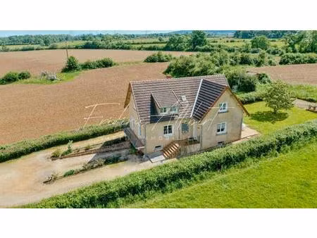 maison familiale entourée de verdure.
