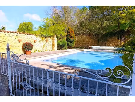 domaine de 8 7 ha avec habitation  gîte  salle de réception et installations équestres