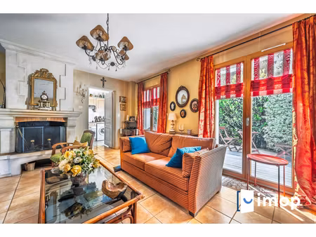 maison avec extérieur au calme