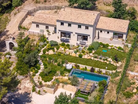 villa récente aux accents provençaux avec vue mer  piscine et salle de cinéma privée