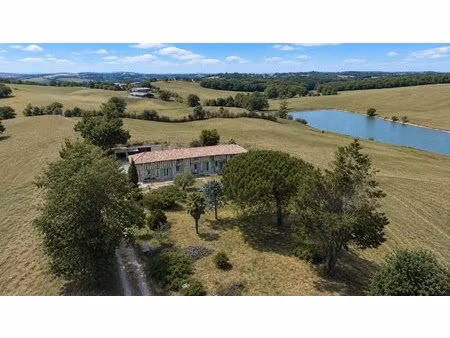 maison t5 de 219m2 habitables nichée sur les hauteurs gersoises dans un environnement calm