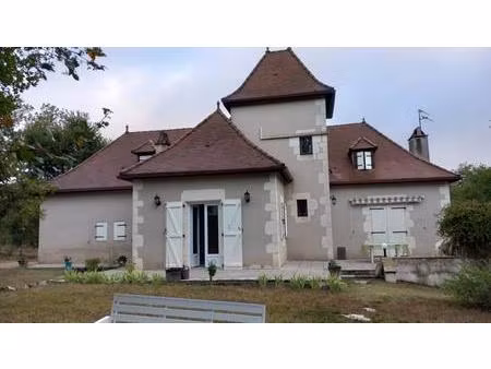 cahors à 10 mn   confortable propriété sur terrain de 1 ha