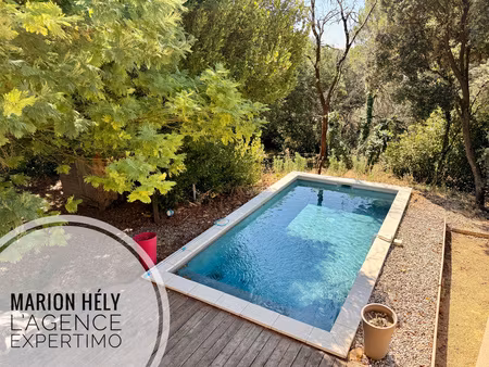 grande maison familiale avec piscine sur un beau terrain boisé
