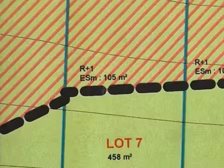 terrain constructible de 458 m2  vendu borné et viabilisé en eau  électricité.