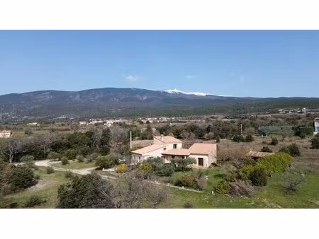 grande maison traditionnelle dans un cadre verdoyant