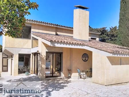 maison d'architecte  avec garage  piscine et jardin