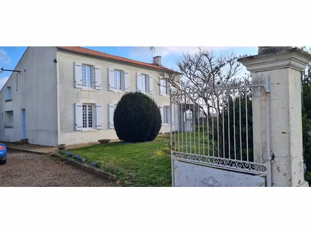 vente maison 9 pièces 180 m² à saint-jean-d'angély (17400)  199 000 €
