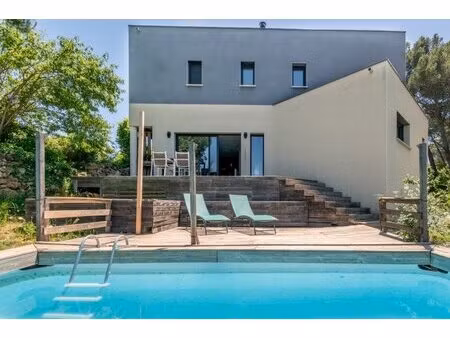 propriété d'architecte avec piscine et vues