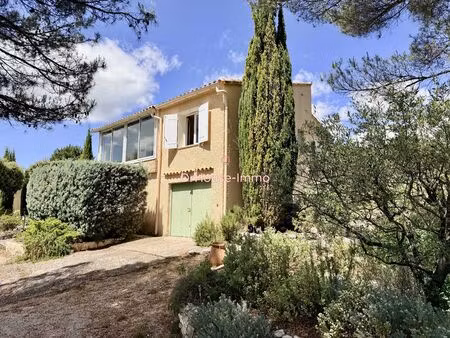 maison lumineuse avec piscine et vue dominante