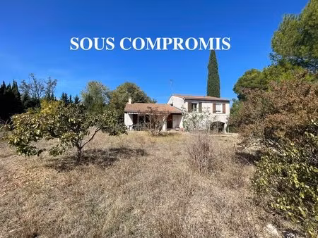 sous compromis maison à rénovée avec terrain constructible à paradou au calme