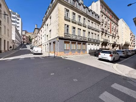 local commercial de caractère - 49 7 m² - emplacement d'angle