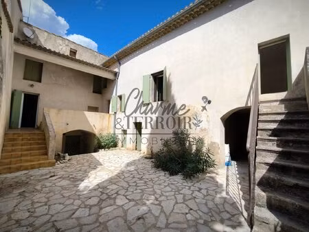 a 15 mn d'uzès grande maison de village rénovée avec cour