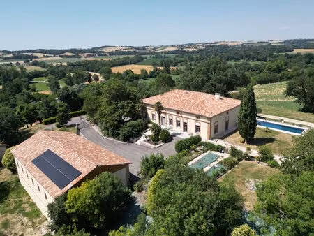 propriété entièrement rénovée de 323 m2 avec piscine et dépendances