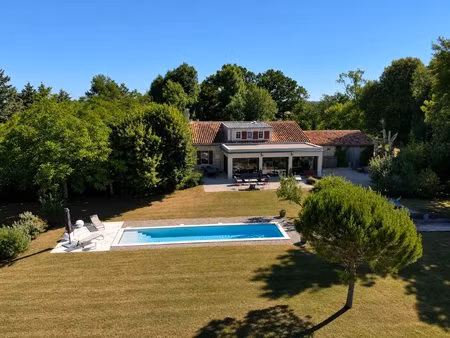élégante maison en pierre rénovée avec piscine et vue panora