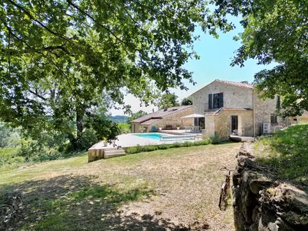 résidence principale et maison d'amis implantées sur 9 hectares de terrain