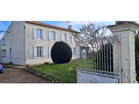 vente maison 9 pièces 180m2 saint-jean-d'angély 17400 - 199000 € - surface privée