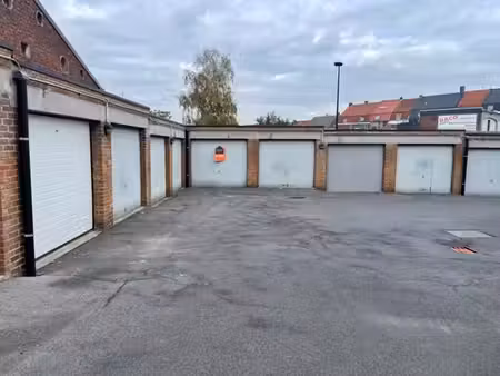 box de garage près du centre de renaix