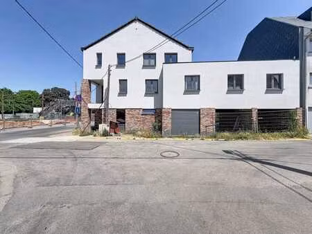 immeuble gros oeuvre - 2 duplex + un commerce et 3 garages