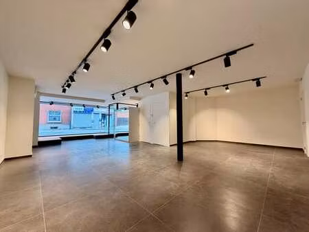 immeuble commercial entièrement rénové avec appartement
