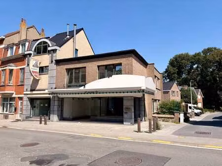 immeuble commercial entièrement rénové avec appartement