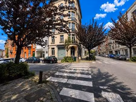 montgomery  commerce d’angle 85m² avec superbe vitrine+ cave