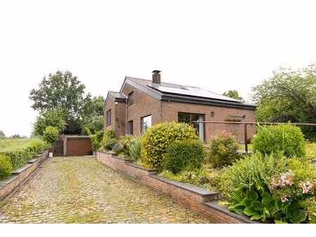 maison 4 façades avec piscine naturelle et garages